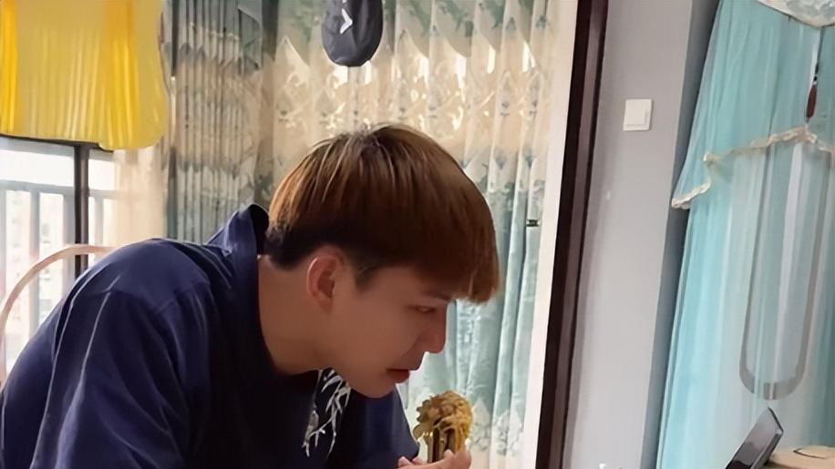 半大小子吃穷老子具象化了，男孩用盆吃泡面，家长：以为他饿瘦了