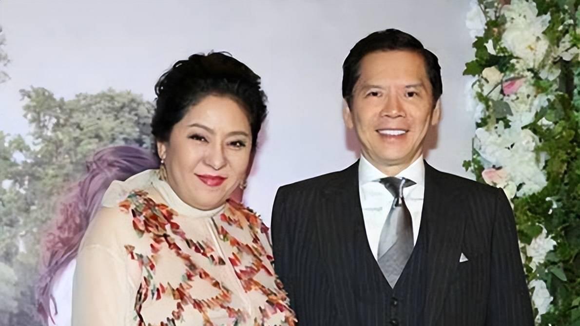 炸场！向太罕见破防暴怒，硬刚全网只为王菲？背后交情藏不住了！