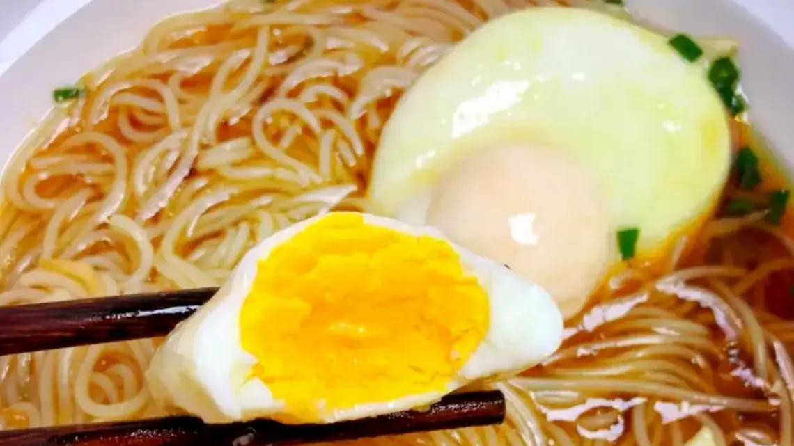 煮荷包蛋总是散开？记住不要水开就下锅，教你一招，个个圆润饱满