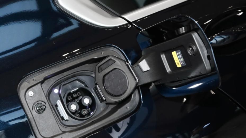 27.8万起售贵吗？2026款宝马i3售价下调配置升级，能否改变现状