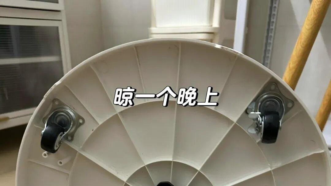 被年轻人的万向轮“邪修”惊到了，脑洞真大，几块钱搞定生活难题