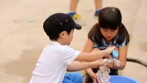 4岁萌娃化身家务小能手，“懒人”父母直呼惭愧