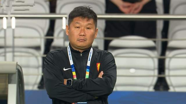 刘建业一招鲜不灵了，向余望踢边路没防守 只会回传 重庆又挖掘新星