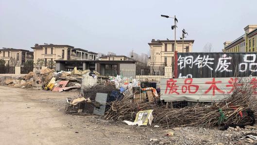 杂物如山、异味弥漫，任城区一小区西北门外成 “露天垃圾场”