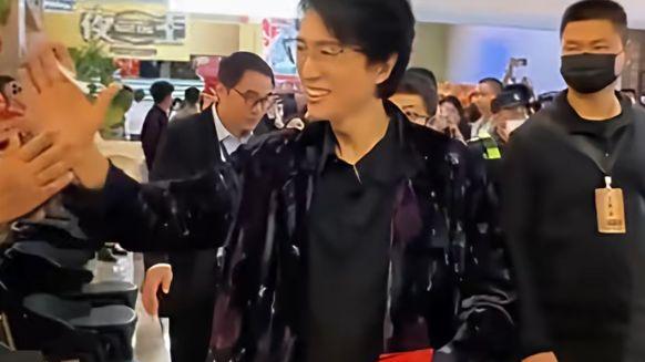 65岁黄子华广州路演，被街坊塞满利是！网友炸评：在广东，100岁没结婚都能收