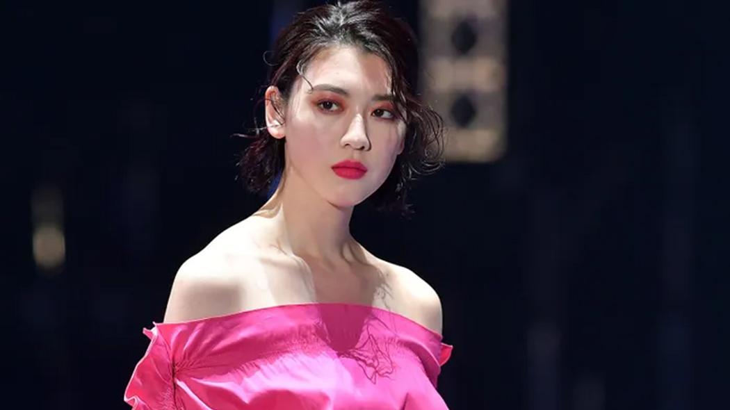 女神形象被颠覆？日本女星三吉彩花引争议，后背纹身遭排斥