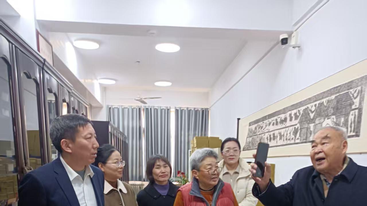 归德田氏田启军分别向商丘师范学院图书馆和商丘职业技术学院图书馆捐赠珍贵家族文献《援生四书校注》