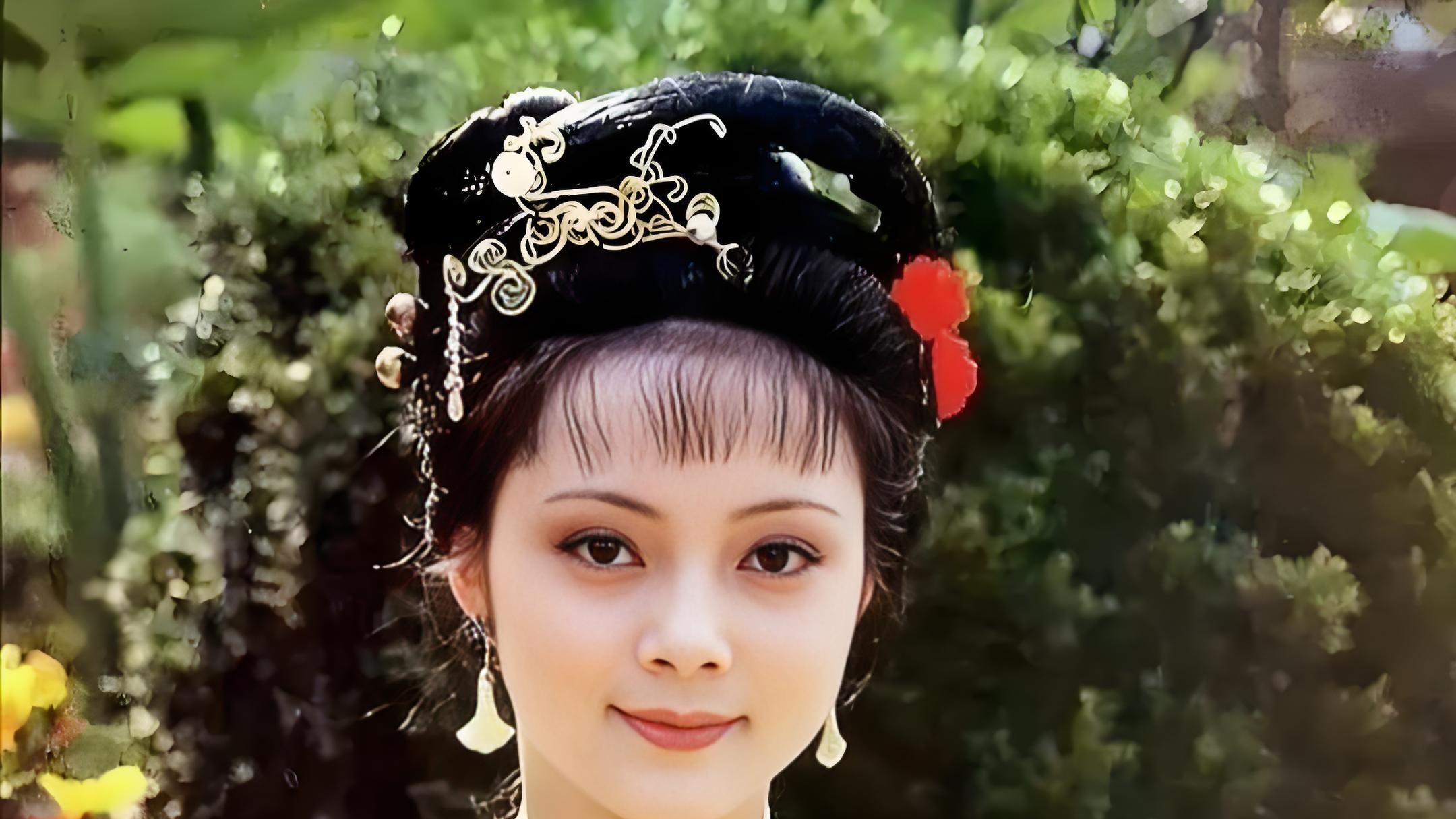 薛宝钗平时大门不出，二门不迈，贾琏的小厮怎么看到她的模样？三种偷看方式，让人防不胜防