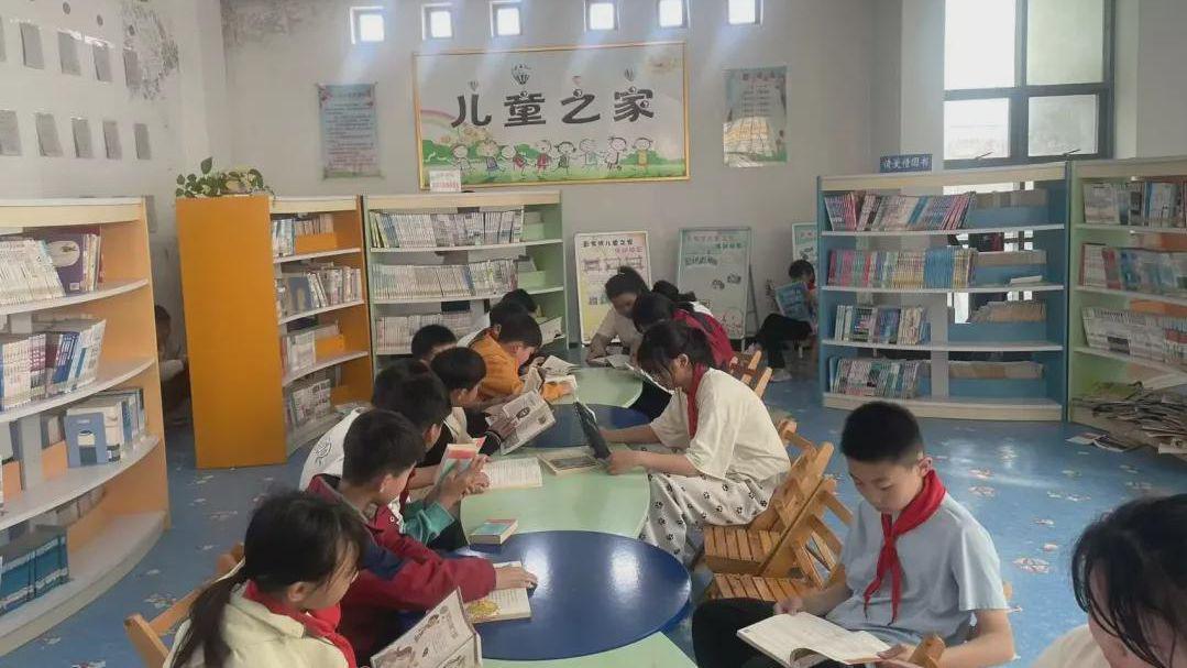 信阳市羊山新区彭家湾中心小学联合乡图书馆开展特色阅读活动
