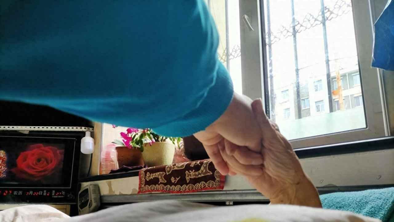 瘫痪老人躺床边，儿媳崩溃不进门，亲情被耗干才懂制度重要