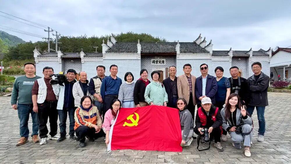 花亭湖摄影家协会党支部开展红色教育