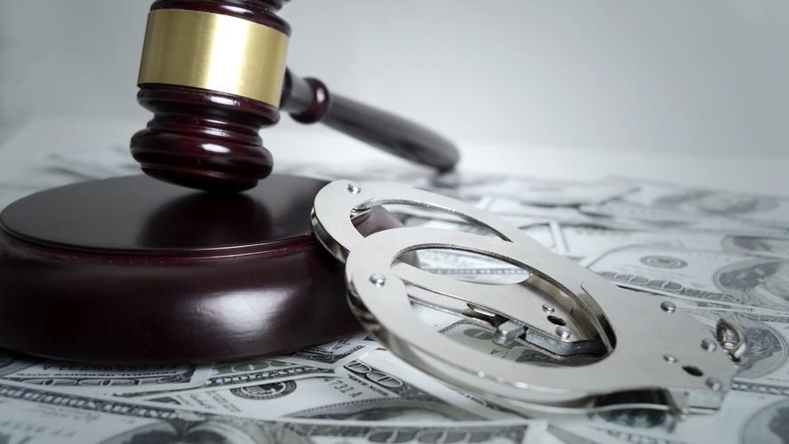 约人上门教训仇家，同伴当场持刀捅死人，只踢一脚也背负刑责？