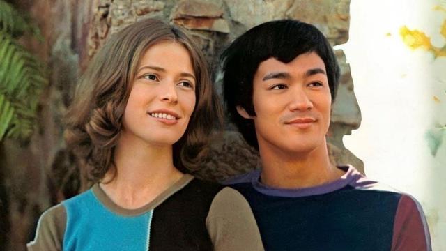 李小龙去世后，妻子琳达嫁给他的徒弟汤姆，如今81岁的她怎样了？