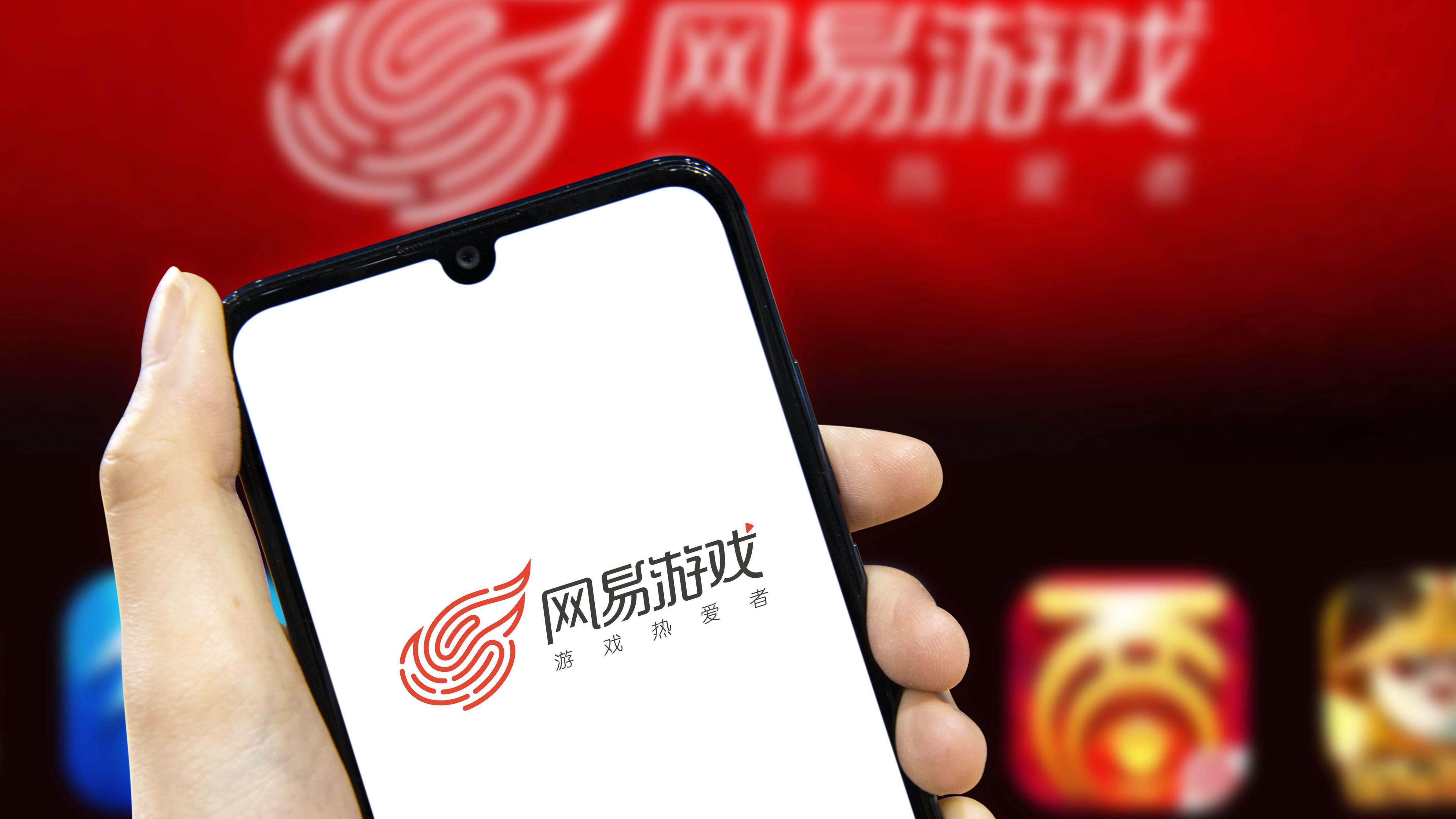 网易云音乐AI广告翻车：人物身体未动，脖子却扭向后背