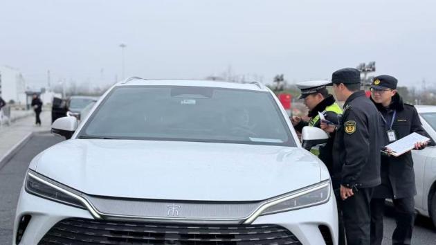 网约车“一车一码”遇黑产，无证车竟能花钱买合规？