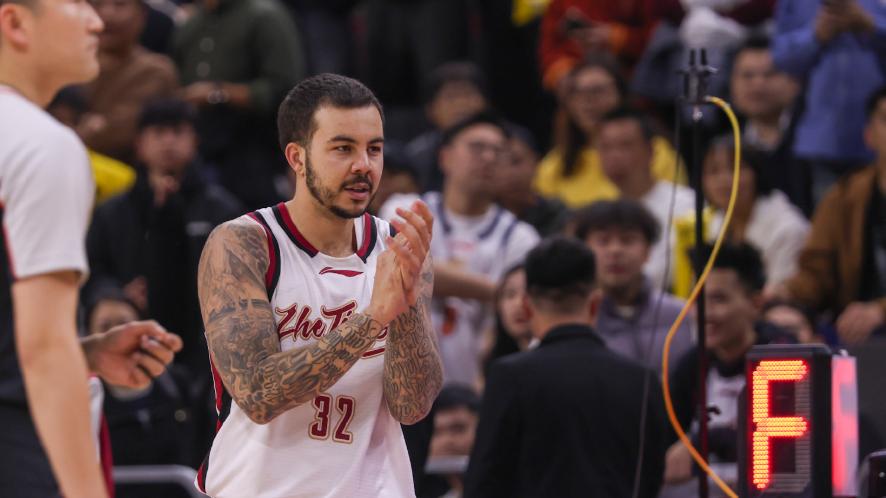 破案！遭神仙球绝杀，杜锋却暴怒质问裁判的原因找到，球迷说出实情