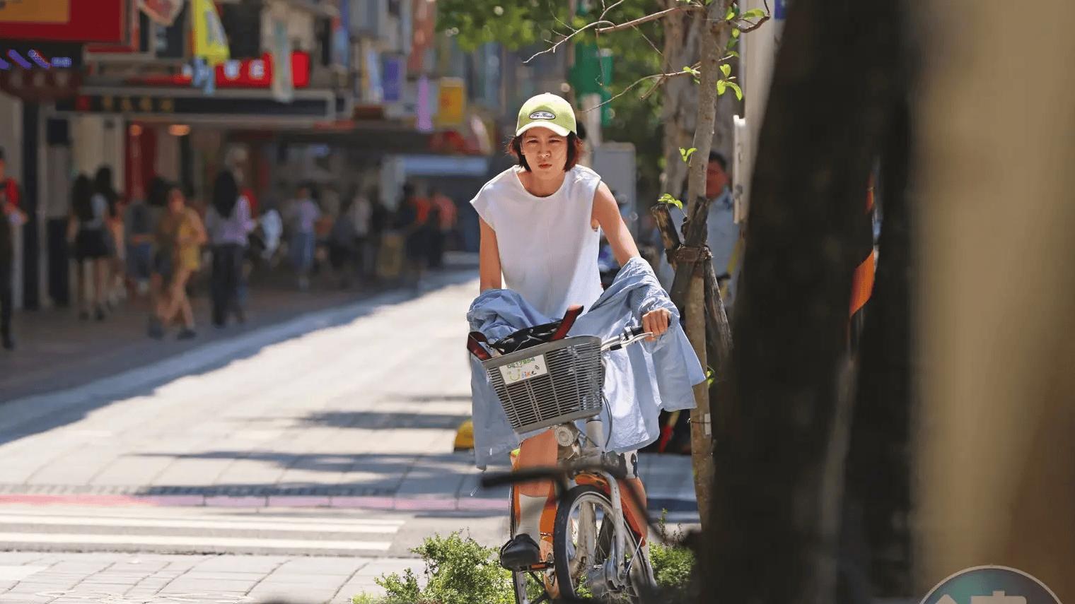 人间清醒！曾沛慈商演暴涨数倍爆红，私下骑共享机车太圈粉
