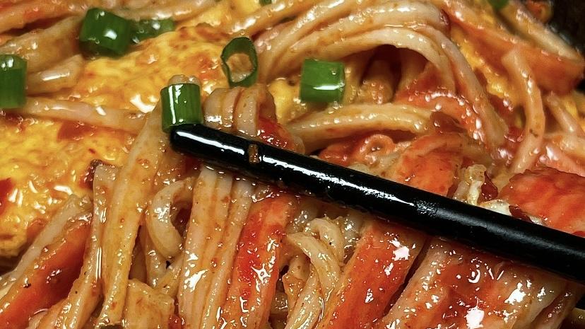 蟹柳炒鸡蛋：厨房里的"黄金搭档"，5分钟搞定鲜香下饭菜