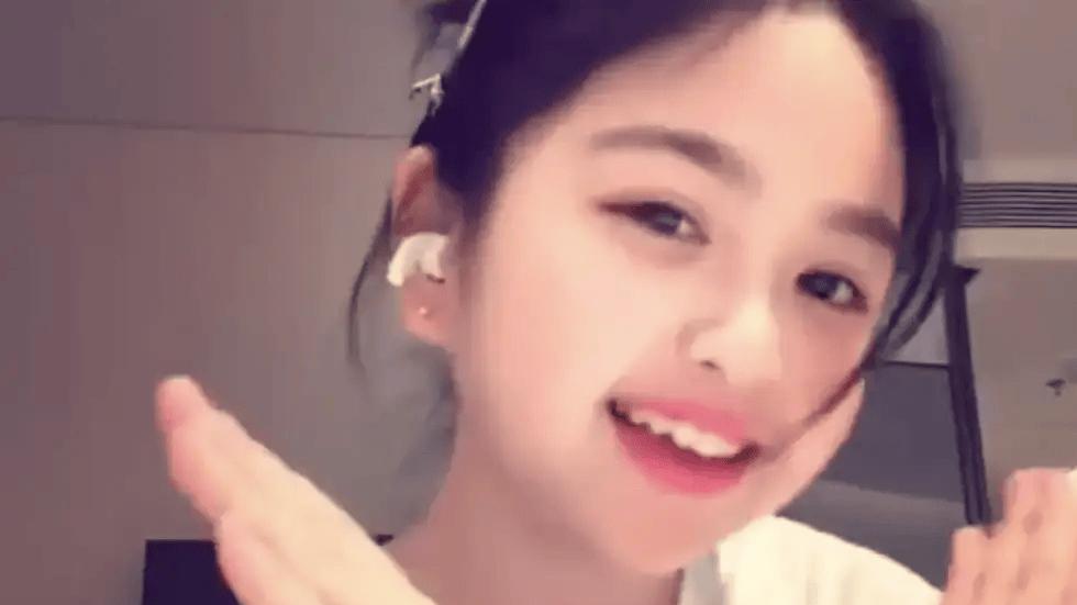 包文婧直播回应饺子撞脸吴映洁：10岁还会变样