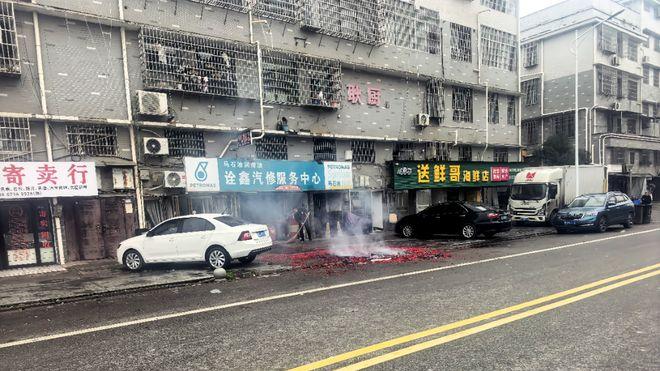 湘潭一市民因违规燃放烟花爆竹被罚款