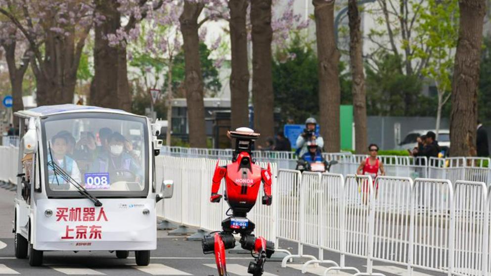 亦马当先・智竞未来：人形机器人跑赢半马，跑出中国新质生产力加速度