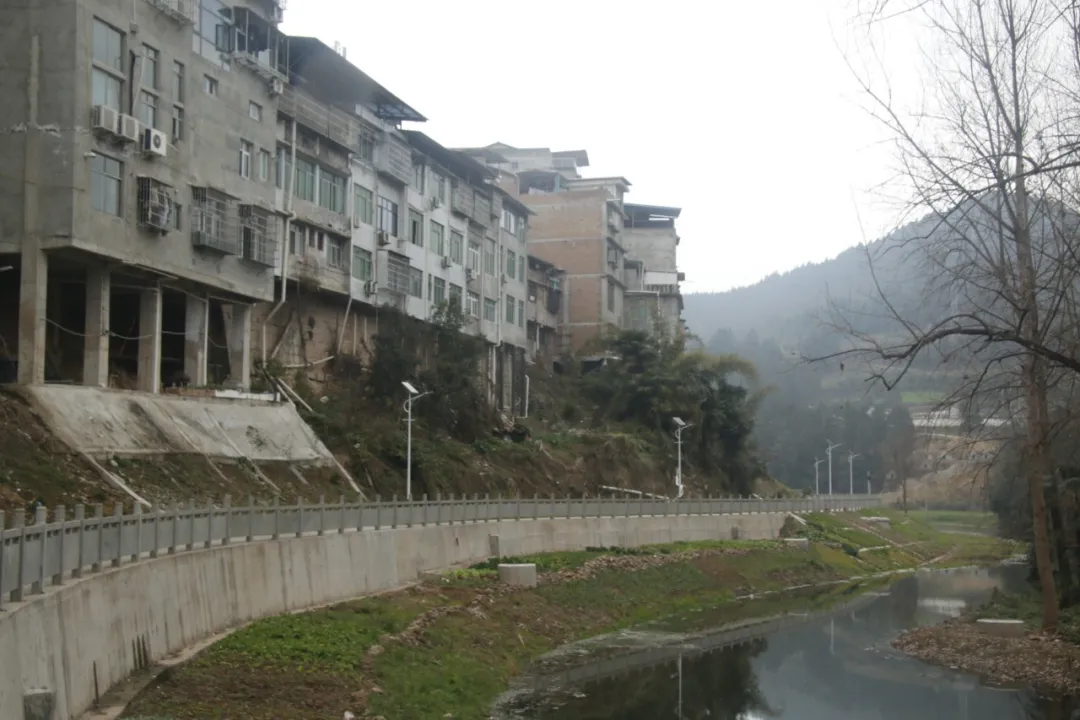 南部县大坪镇：弯角堰河道治理初见成效，但“白色垃圾”问题仍待解决