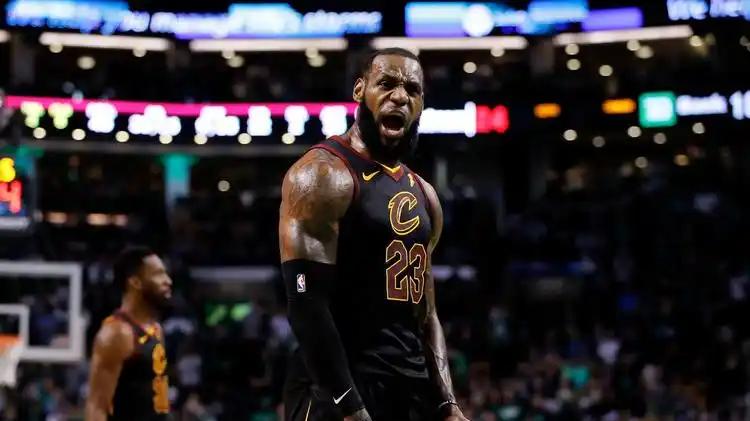 一个人撬动联盟格局？盘点NBA5大世纪转会：狂砸10个首轮来追字母