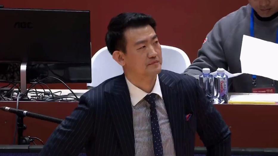 卫冕冠军轰然倒下！CBA榜首一夜易主，北京连升2位，7-12乱成一锅粥