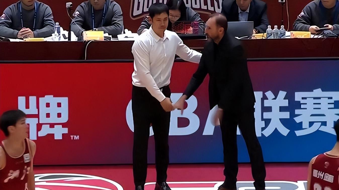 北控毫无斗志大比分输球，是张庆鹏水平差，还是有球员在搞内讧？