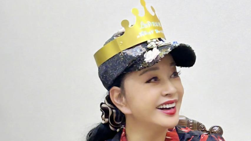 热议！75岁刘晓庆直播卖字，单“福”字1088元引两极争论