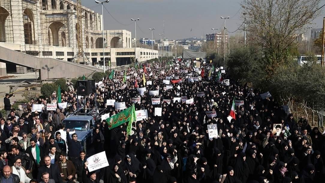 伊朗断网要变天？特朗普涉台表态，普京：榛树炸乌，警惕世界大战