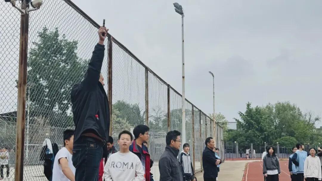 信阳市羊山外国语中学春季田径运动会圆满举行