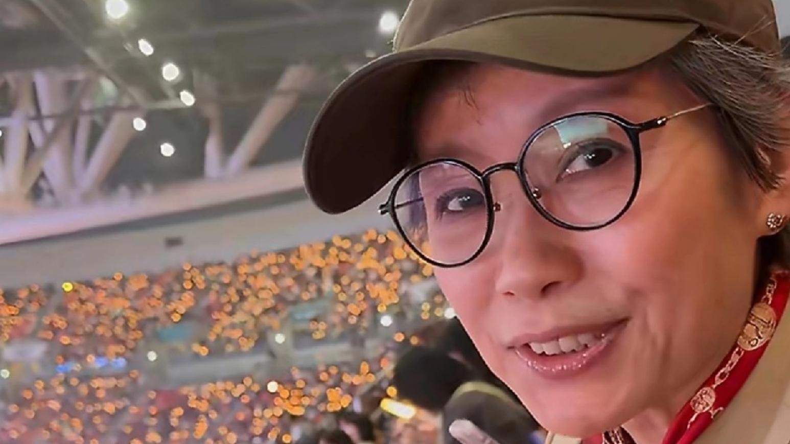 64岁叶童举着荧光棒蹦迪：原来影后疯狂起来，比我们还上头