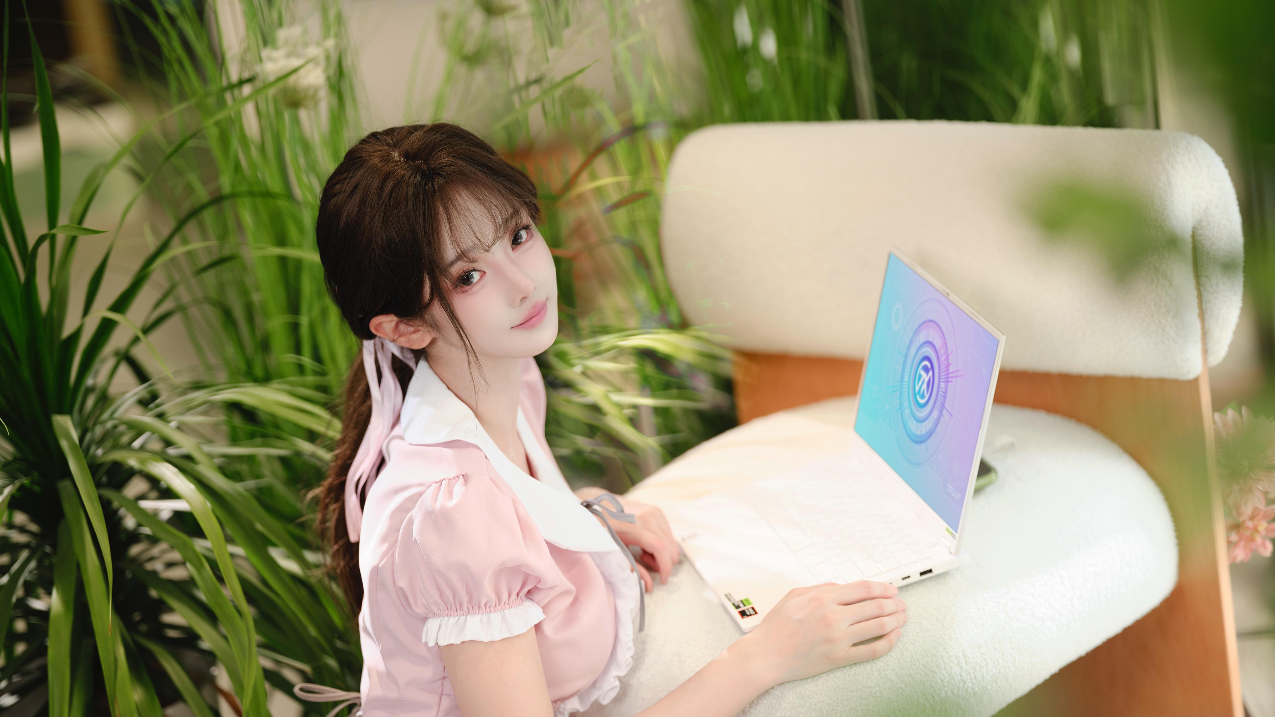 “谷子”为什么这么贵？从一块亚克力板的化学前世，看透小学生的社交货币