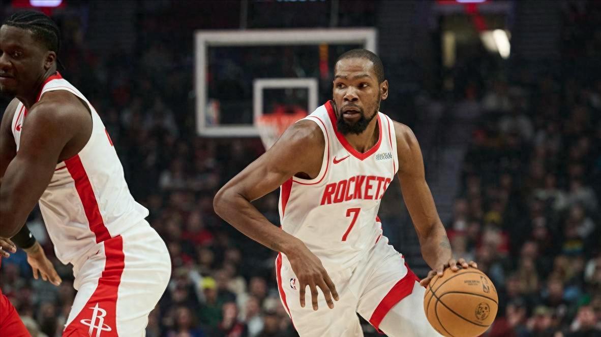 两场狂轰67分却被开拓者双杀，杜兰特扔水瓶破防！