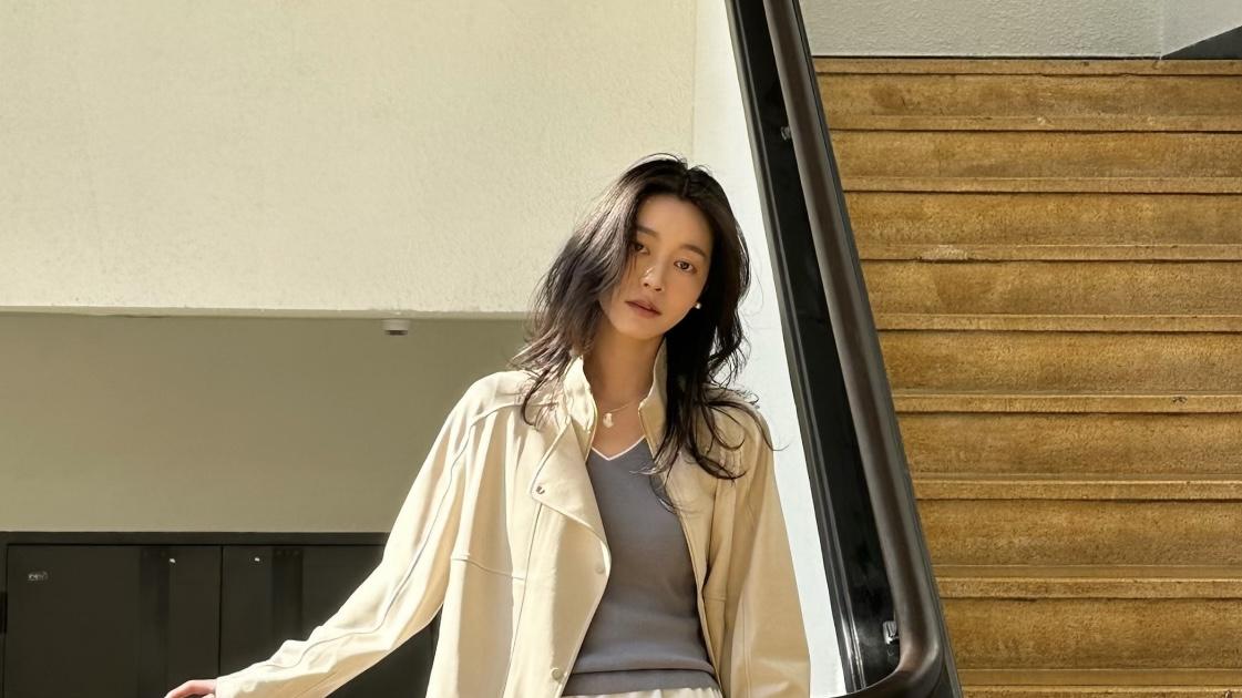 不费力的职场优雅感怎么搭？衬衫和针织是首选，色彩简约且高级