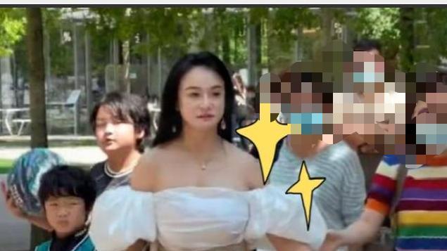 负债2亿、分房3年都没垮的冉莹颖，却毁在一场学校亲子活动穿搭上
