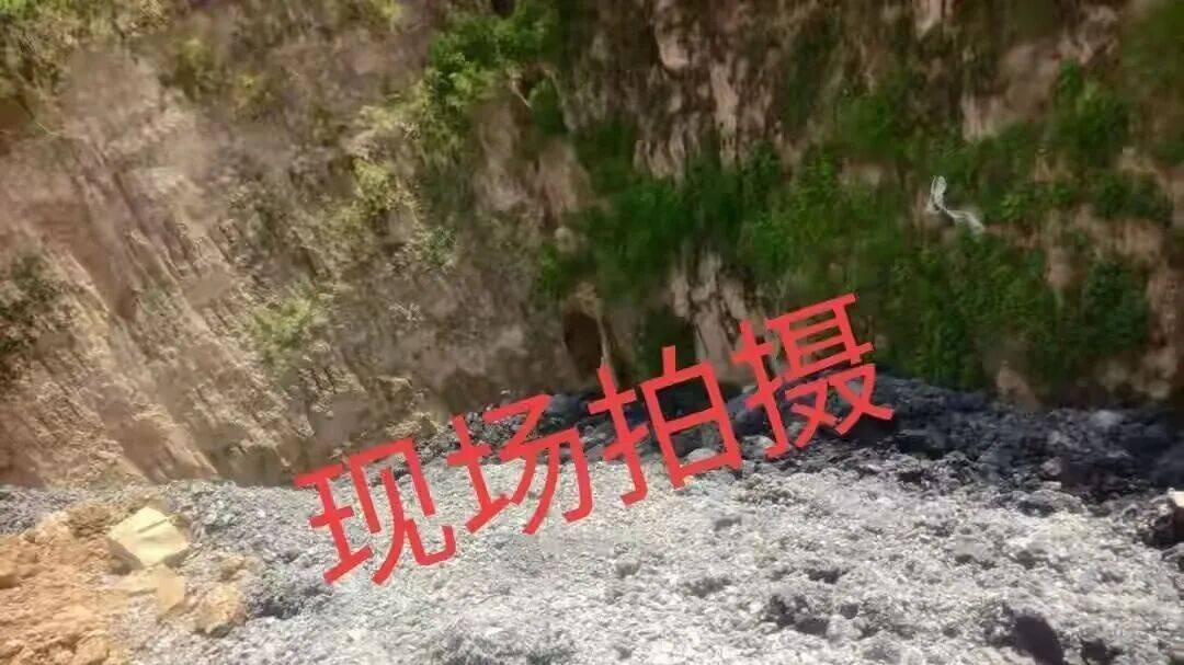 稷山县一固废填埋场肆意裸堆 扬尘肆虐威胁校园周边生态环境！