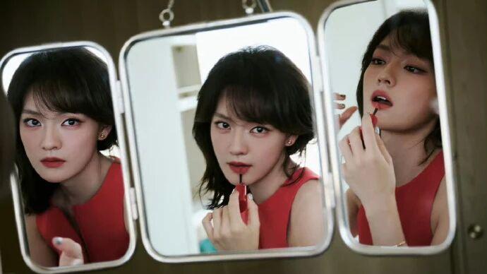 文淇的凌厉个性美：Armani 红唇与 CHAUMET 珠宝，是她气质的延伸