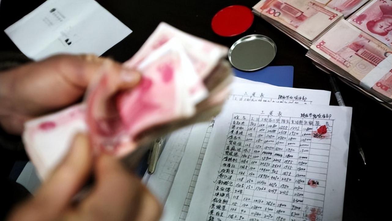 老板强扣3000元帮员工“存钱”，声称怕乱花，隔天8人离职打脸