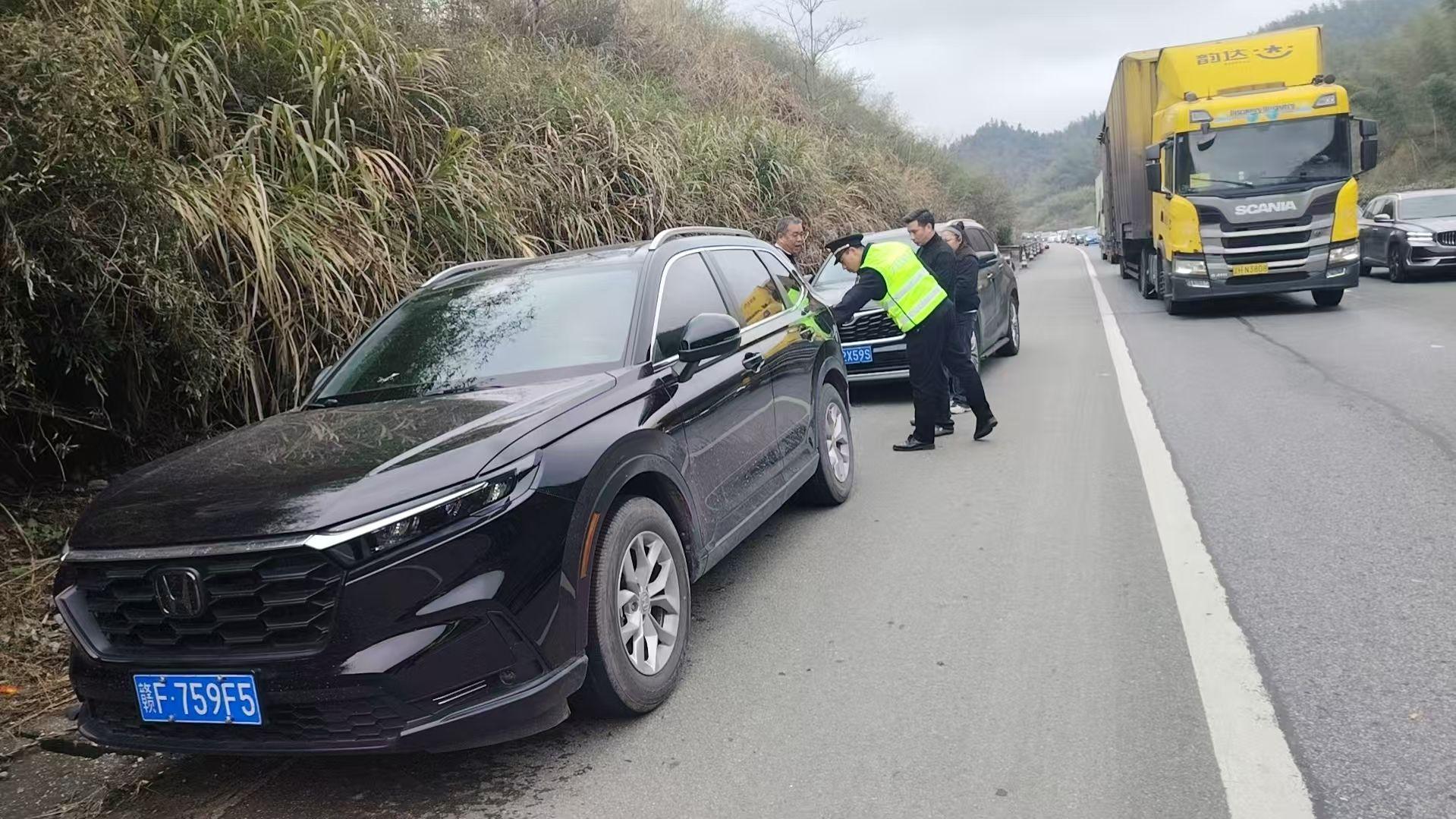 湖北高速路政二支队七大队：春运保畅不松懈 守护归途暖人心