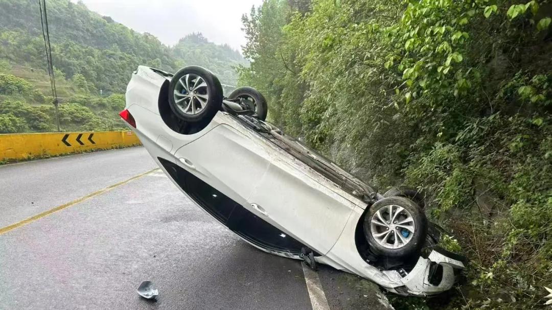 系好安全带，发生意外少伤害丨安全带=生命带