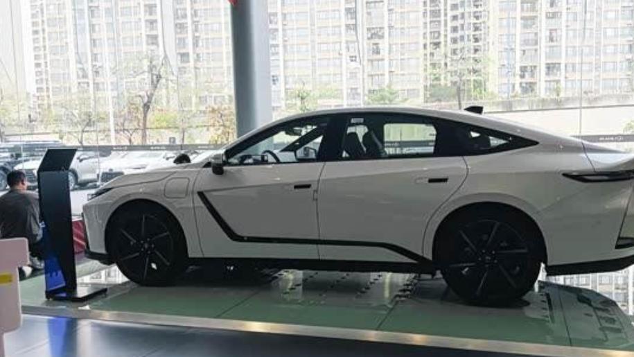 全新雷克萨斯ES到店，那个佛系的东方绅士终于带电了