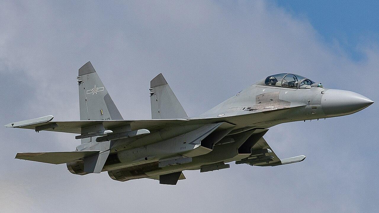 央视不藏了！歼20驱离F35，歼16单机锁2架F22