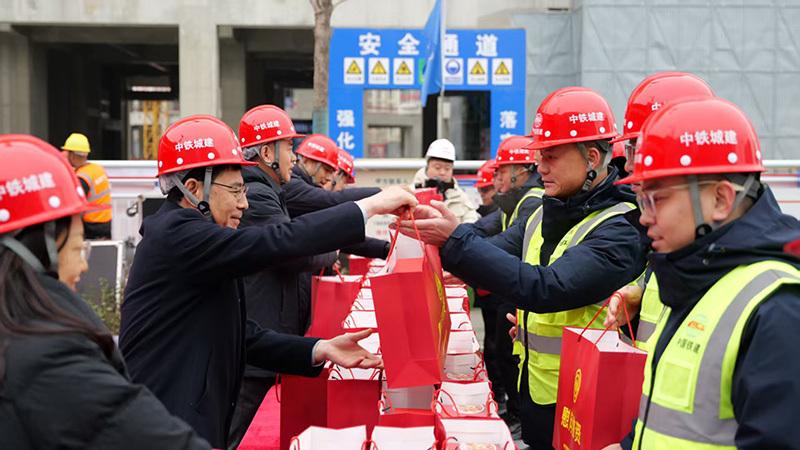中铁城建工会“冬送温暖·关爱同行”活动情暖一线建设者