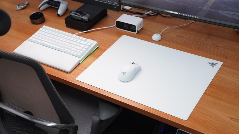 这块6000元/㎡钢化玻璃鼠标垫雷蛇帝王蝶专业版，能带来怎样的体验，值得冲吗？