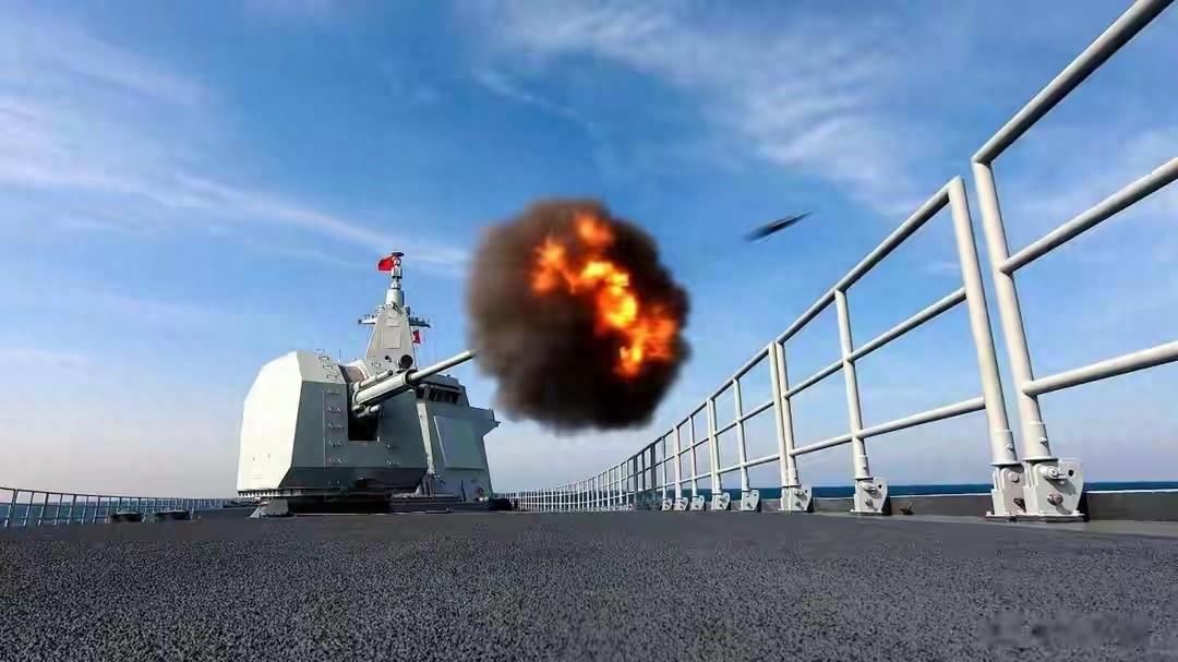 055大驱130舰炮，能顶一个陆军榴弹炮营？专家在央视直接实锤