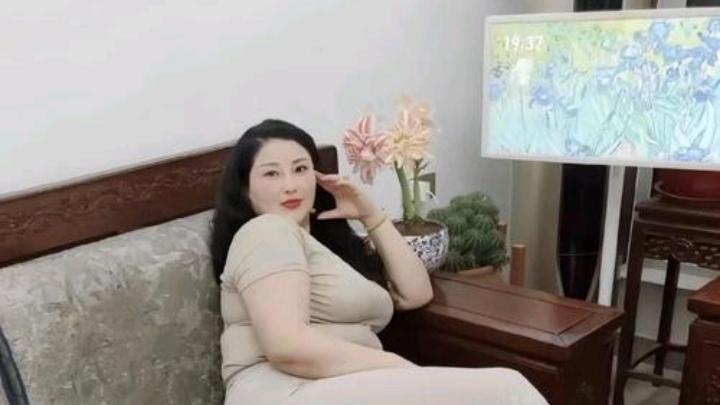 相亲要是遇到胖胖女那就太幸运了，皮肤圆润会保养，很养眼