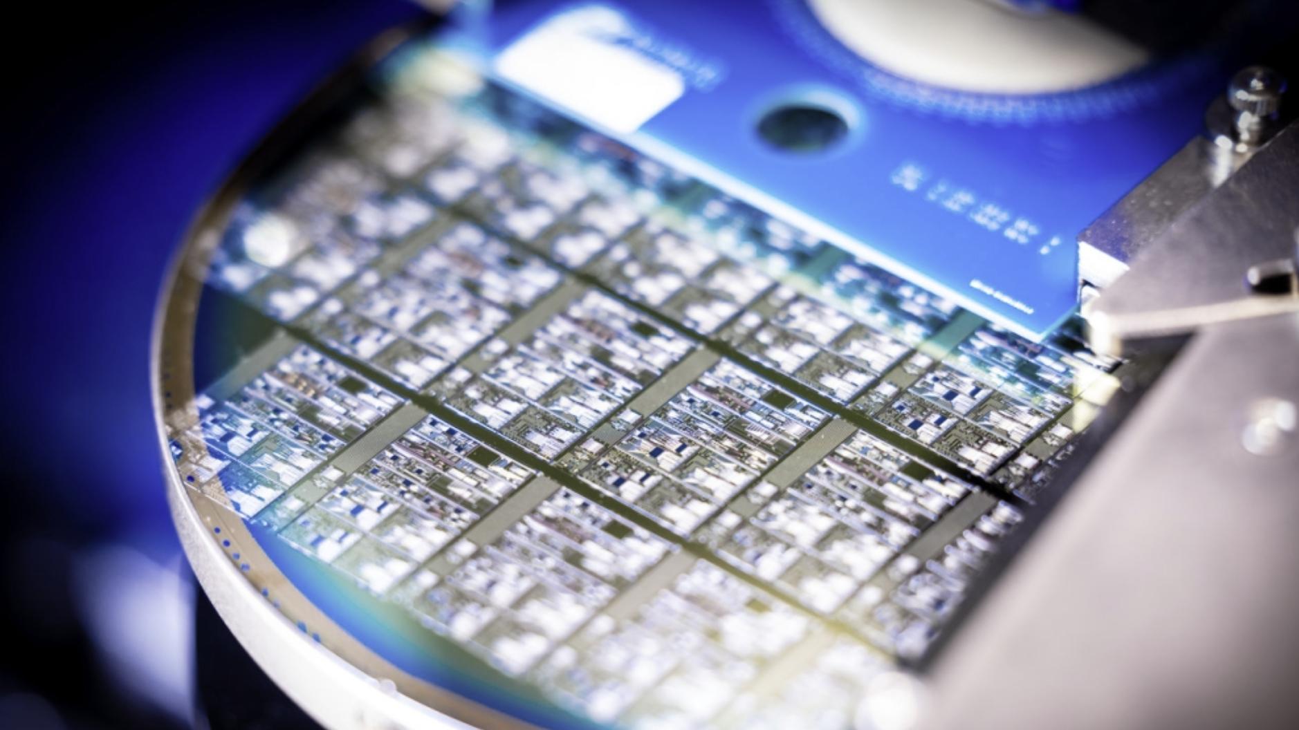 Photon Bridge 与 CPFC 合作开发多波长光引擎