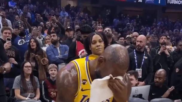 詹姆斯在看完骑士的致敬视频后热泪盈眶